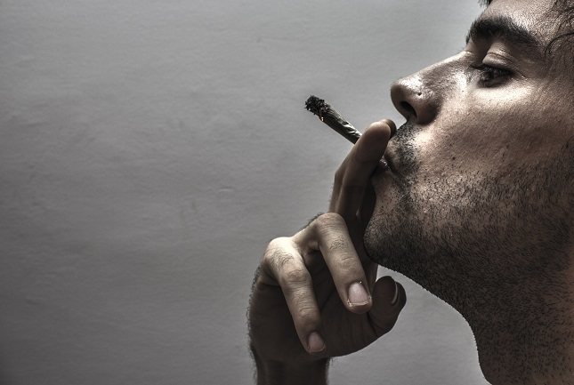 El humo que expulsa el tabaco puede llegar a los pulmones de otras personas que no fuman