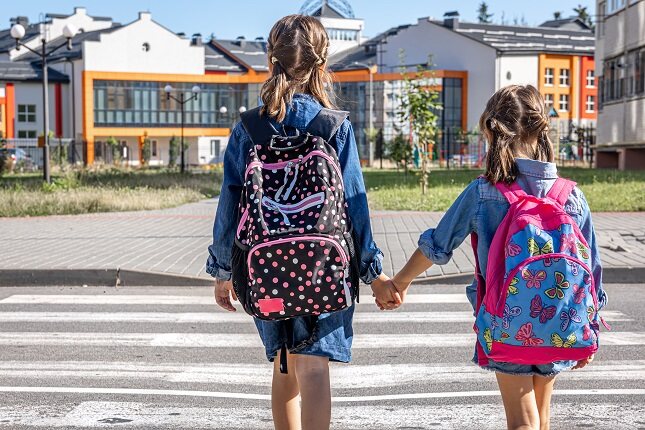 De manera general los niños suelen llevar al cole mochilas que pesan mucho o más de la cuenta