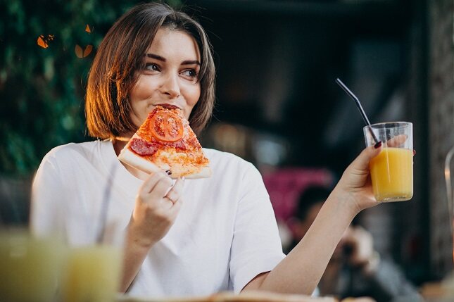 No masticar de manera adecuada hace que la comida no se digiera bien