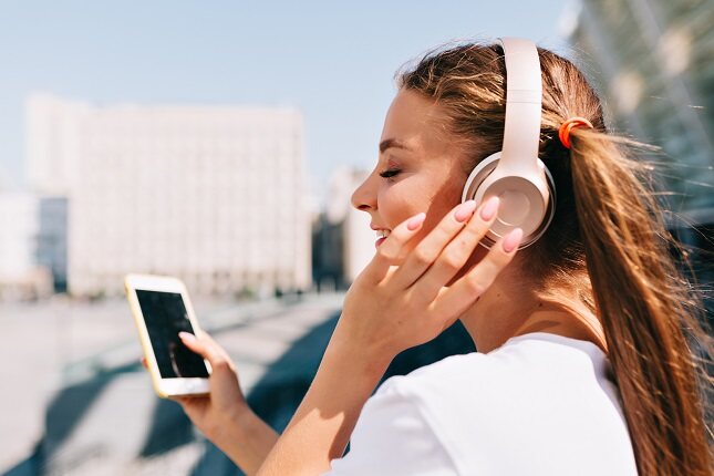 Los jóvenes usan los auriculares de una manera inadecuada