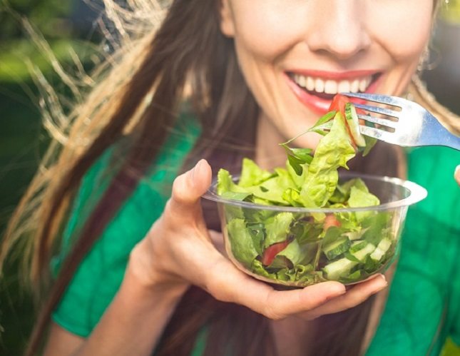 El rango de quema diaria de calorías es desde 1600 calorías (kcal) para una mujer sedentaria