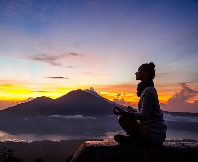 La mayoría de los tipos de meditación implican sentarse por períodos prolongados