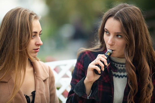 Los vapeadores provocan una adicción física a corto plazo y una psicológica a largo plazo