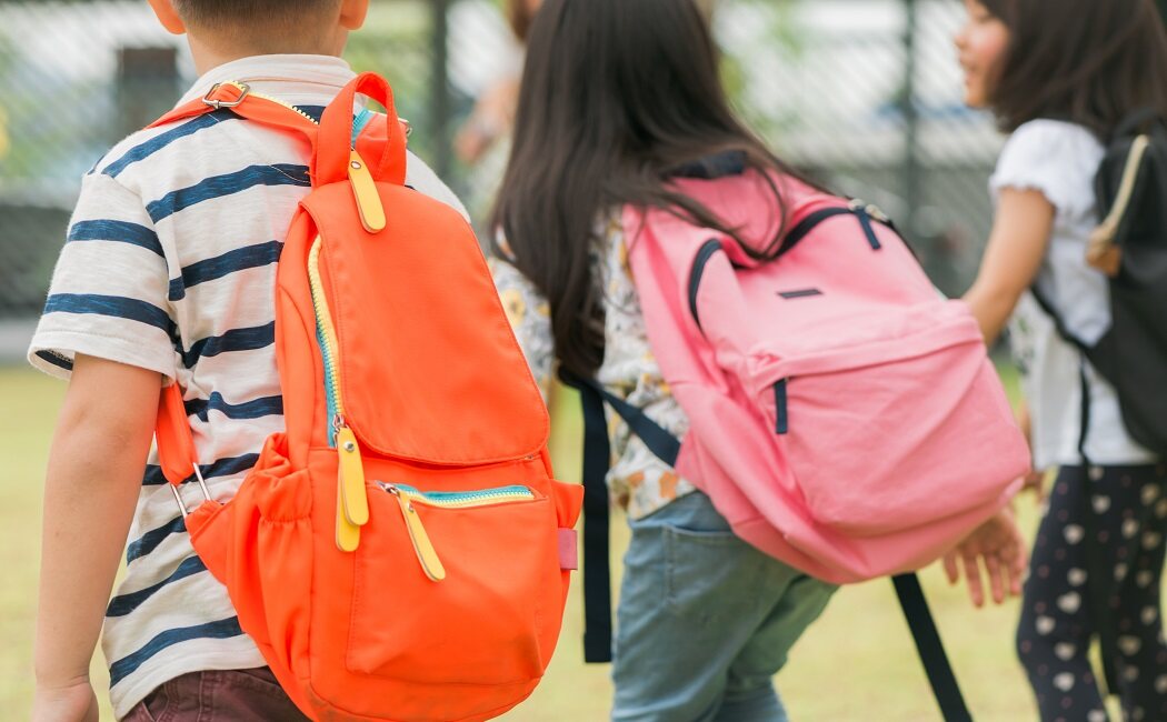 Cómo debe ser la mochila que los niños lleven a la escuela