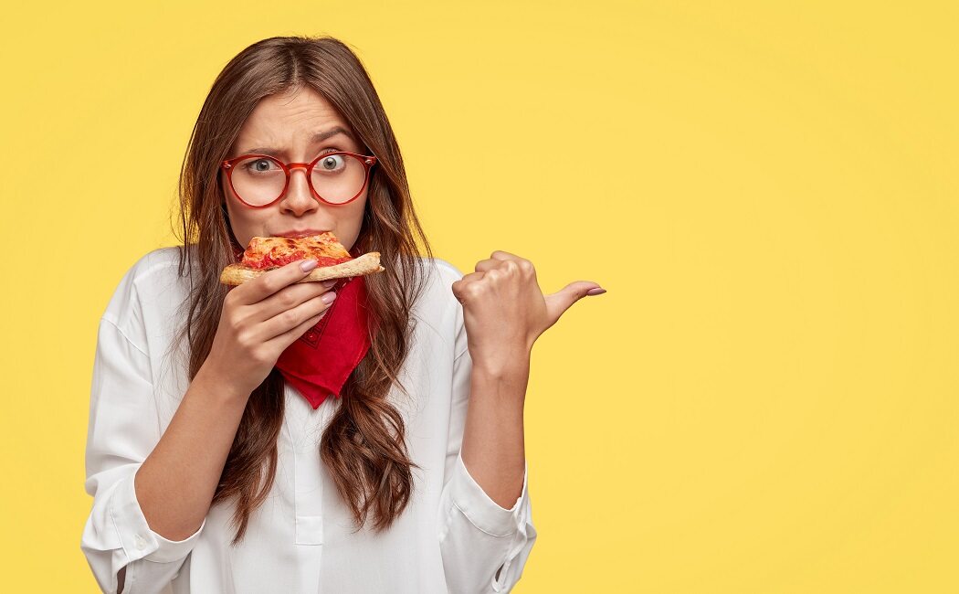 Qué efectos negativos tiene para la salud comer demasiado rápido