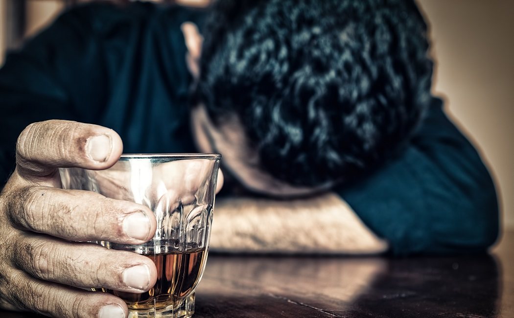 Daños que no sabías que te provoca beber alcohol