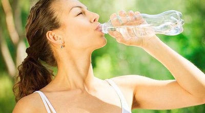 ¿Beber agua te ayuda a bajar de peso?