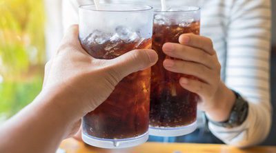 Beber refrescos de cola es bueno para el medio ambiente: así devuelve a la naturaleza el agua que consume