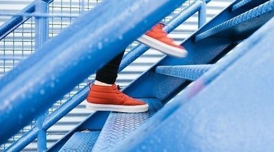 Por qué te duele la cabeza después de subir las escaleras